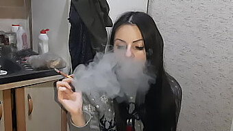 我的女友沉迷于吸烟,并观察我与另一个女人进行性活动 - 女同性恋者互相玩弄对方的欲望