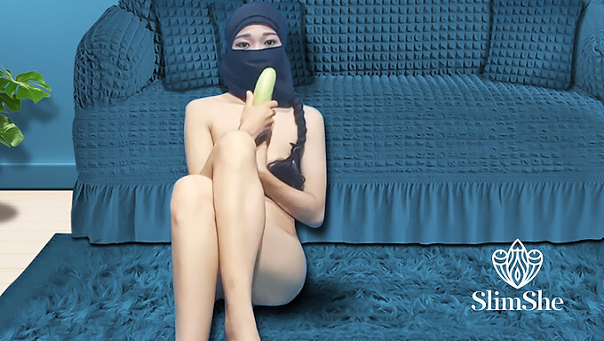 Aziatische Babe Experimenteert Met Een Grote Aubergine In Solo Masturbatie Video