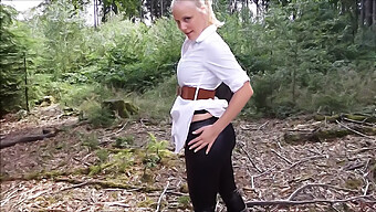 Lara Cumkittens Anale Legetøjseventyr I Stramme Leggings