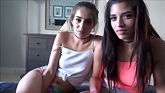 La Jeune (18+) Gabriela Lopez Et Sofie Reyez Dans Une Chambre D'Étudiante Brésilienne