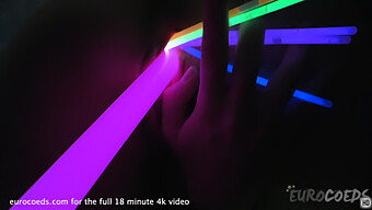 Een Verlegen En Onervaren Babe Verkent Kinky Plezier Met Glow Sticks