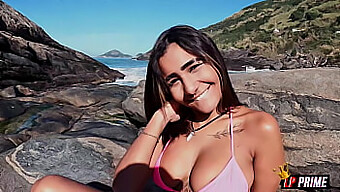 Sedutora Morena Exibe À Beira-Mar E Exibe Sua Bunda Firme | Estrelando Tiffany Das Produções Da Loupan