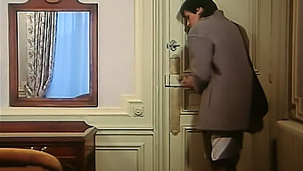 Eine Verheiratete Französin In Die Freuden Des Analsex Einführen (1983)