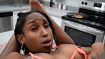 Porsha Carrera在lana Ryder的剃光阴户上射精