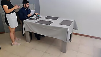 Vídeo Caseiro De Uma Garçonete Desfrutando De Uma Gozada Interna Na Mesa Do Restaurante