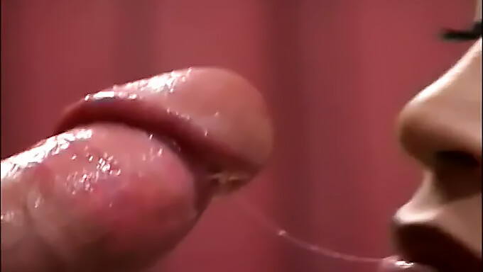 Video Yang Menakjubkan Menampilkan Seorang Wanita Asia Berambut Coklat Dengan Tato Yang Terlibat Dalam Aktiviti Seksual Termasuk Deep Throat Dan Penetrasi Zakar Besar