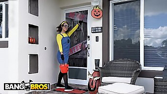 Halloween-Erikoisuus: Busty Evelin Stone Ja Kurpitsa