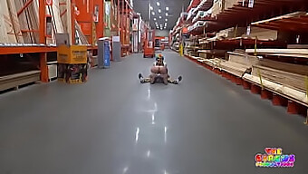 Публичен Дълбок Гърлов Минет В The Home Depot