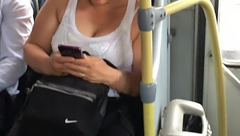 Les Seins De La Belle Mature Rebondissent Alors Qu'Elle Chevauche Le Bus