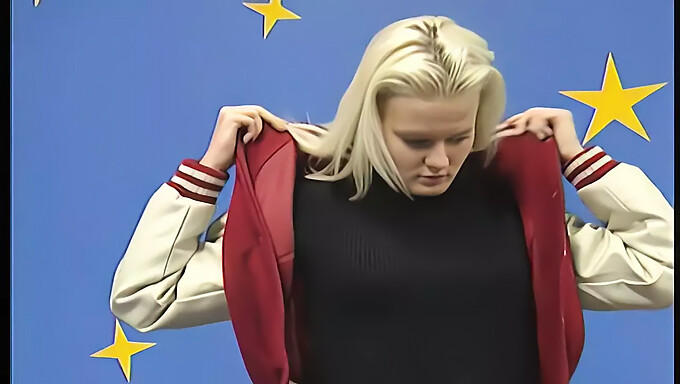 Jonge Blonde Europese Meisjes Plezieren Zichzelf Met Een Dildo Voor De Camera