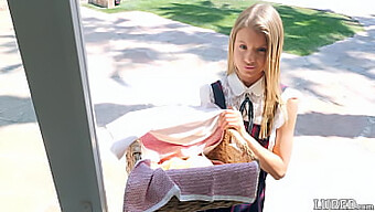 Une Fille Apparemment Innocente En Robe Vend Des Cookies Et Se Fait Malmener (Asuna Fox)