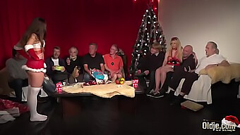 Ein Besonderer Weihnachts-Gruppensex Mit Neun Älteren Männern Und Zwei Jüngeren Individuen