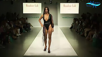 A Caminhada Final De Sharron Small Em Lingerie