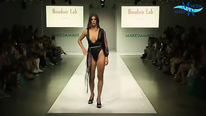 A Caminhada Final De Sharron Small Em Lingerie