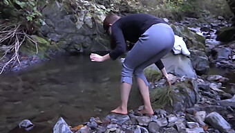 Brave La Rivière Glacée Par Une Journée D'Hiver Froide Et Frissonne De Froid