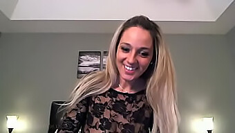 Nikki Sims Tira A Roupa Para Uma Performance Na Webcam.