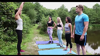 Une Séance De Yoga Mène À L'Excitation