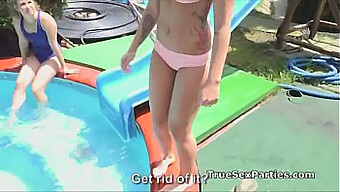 Fiesta En La Piscina Al Aire Libre Con Chicas Amateur Vestidas De Bikini Participando En Sexo Grupal