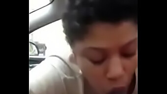 Großer Schwanz Sissy Bekommt Einen Blowjob Von Stiefschwester Im Auto