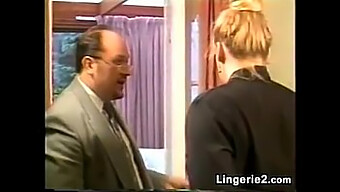 Blond Sjef Disiplinerer Kvinnelig Ansatt Med Spanking