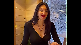 La Femme Et Son Mari Profitent D'Un Sexe Passionné Pendant La Pause De Noël