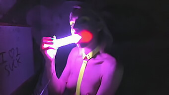 Tonton Aksi Deepthroating Kelly Copperfield Yang Intens Dengan Dildo Neon-Lit Di Webcam-Nya