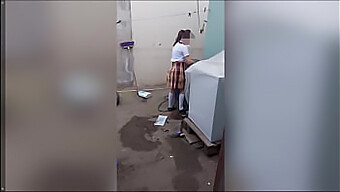 Vidéo Maison Réelle De La Toilette Innocente En Lingerie De Ma Belle-Fille À L'Université